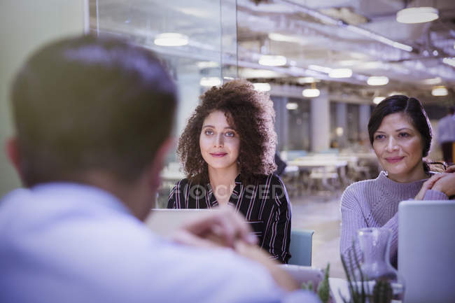 Mulheres de negócios ouvindo em reunião de sala de conferências — Fotografia de Stock