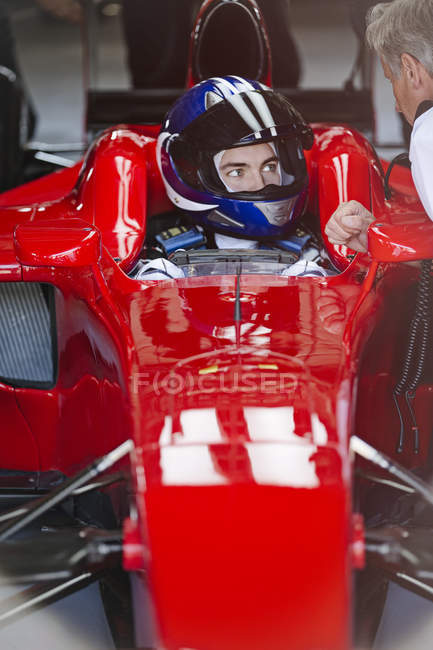 Формула 1 гоночний автомобіль водій розмовляє з менеджером — стокове фото