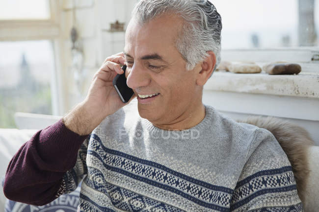 Homme âgé parlant sur un téléphone portable — Photo de stock