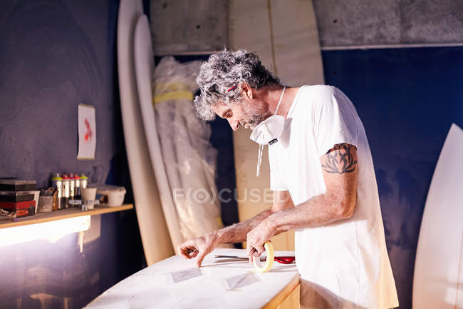 Дошки для серфінгу дизайнер стрічкою для серфінгу в майстерні — стокове фото