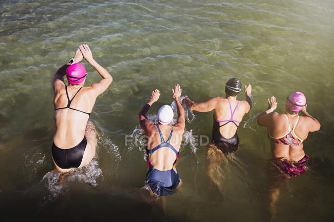 Blick aus der Vogelperspektive auf aktive Schwimmerinnen im Meer — Stockfoto