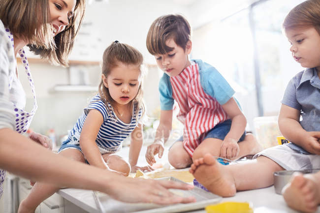 Mutter und Kinder backen in Küche — Stockfoto