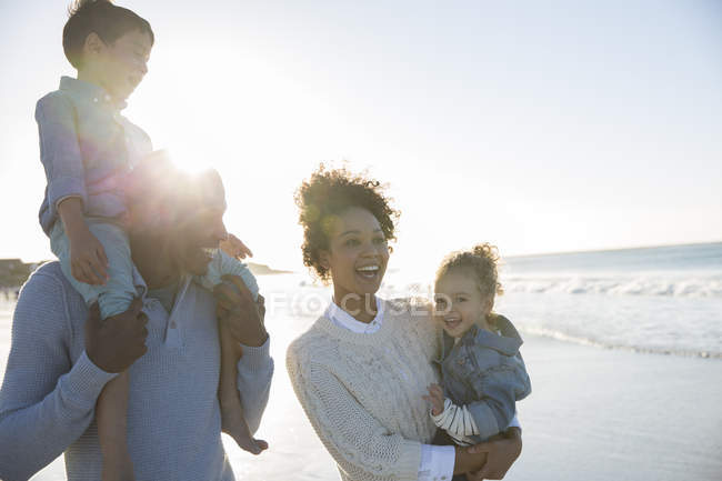 Щаслива сім'я розважається на пляжі — стокове фото