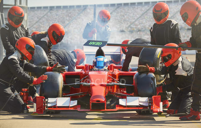 Boxencrew arbeitet an Formel-1-Rennwagen in der Boxengasse — Stockfoto