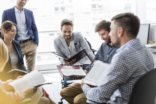 Geschäftsleute überprüfen und diskutieren Papierkram-Treffen im Büro — Stockfoto