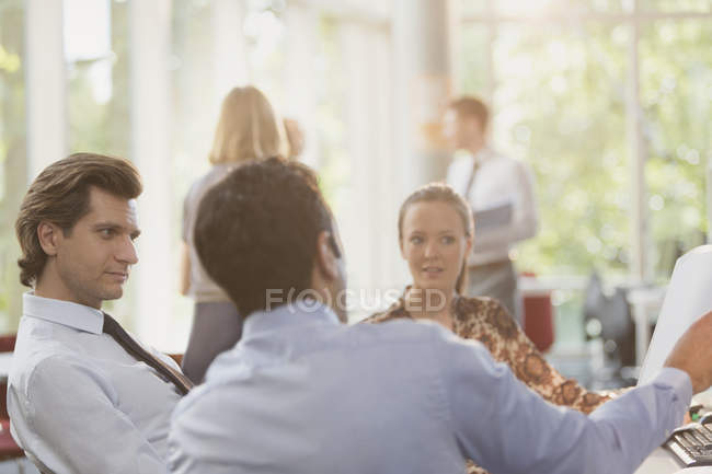 Деловые люди разговаривают на встрече — стоковое фото