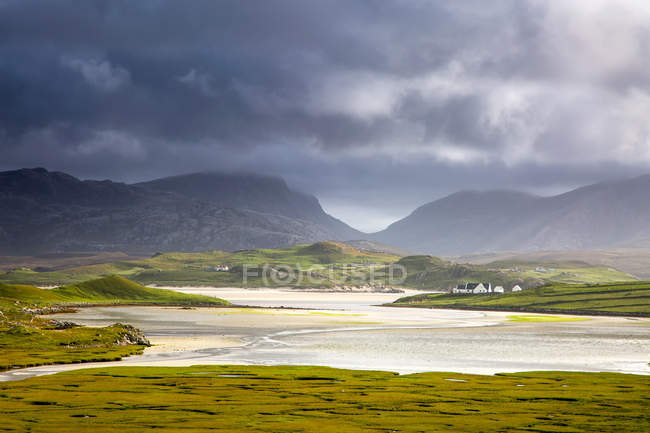 Ruhige Aussicht auf Berge und Wasser, uig, Insel der Lewis, äußere Hebriden — Stockfoto