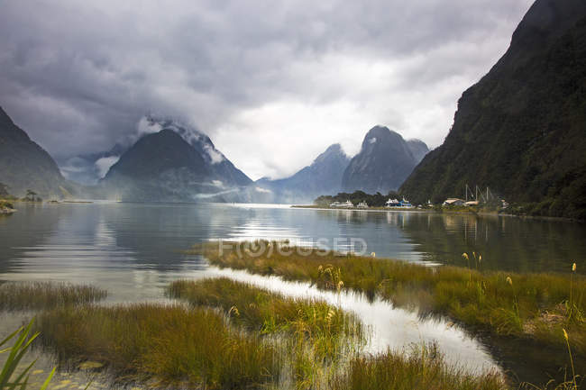 Lago tranquilo y montañas, Milford Sound, Isla Sur, Nueva Zelanda - foto de stock