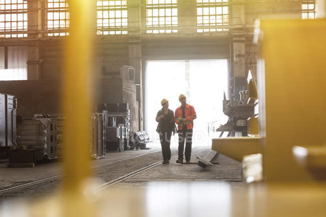 Stahlarbeiter gehen gemeinsam in Fabrik — Stockfoto