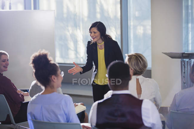 Businesswoman gesturing, presentazione conferenza leader — Foto stock