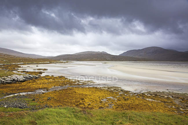 Storm clouds over tranquil view of mountains and beach, Luskentyre Beach, Harris, Outer Hebrides — Stock Photo