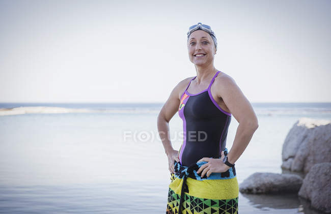 Sorridente nuotatrice con asciugamano sui fianchi — Foto stock