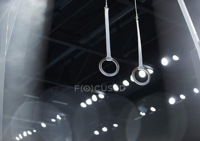 Vista panorâmica dos anéis de ginástica na área de esporte — Fotografia de Stock