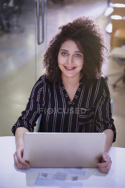 Retrato sorridente, mulher de negócios confiante trabalhando no laptop — Fotografia de Stock