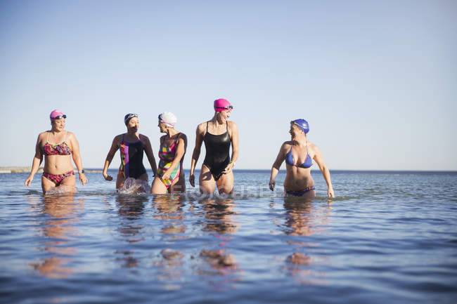 Nuotatrici attive al mare all'aperto — Foto stock