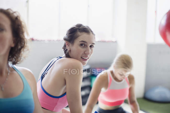 Porträt lächelt selbstbewusste junge Frau beim Training im Fitnessstudio — Stockfoto