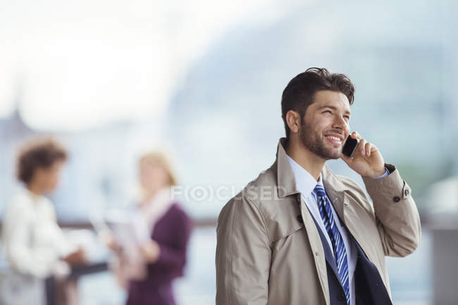 Homme d'affaires parlant sur un téléphone portable à l'extérieur — Photo de stock