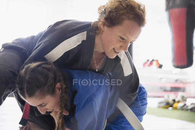 Frauen üben gemeinsam Judo im Fitnessstudio — Stockfoto