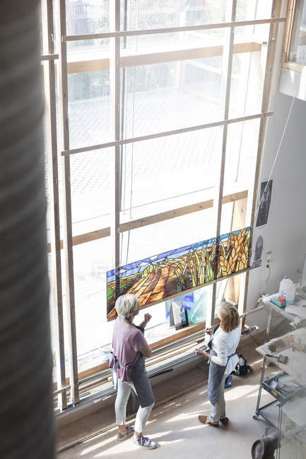 Künstler veredeln Glasmalerei am Atelierfenster — Stockfoto
