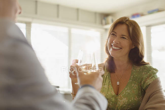 Sorrindo casal brindar copos de vinho no restaurante — Fotografia de Stock