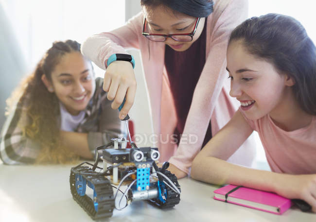Girl students assembling robotics in classroom — Stock Photo