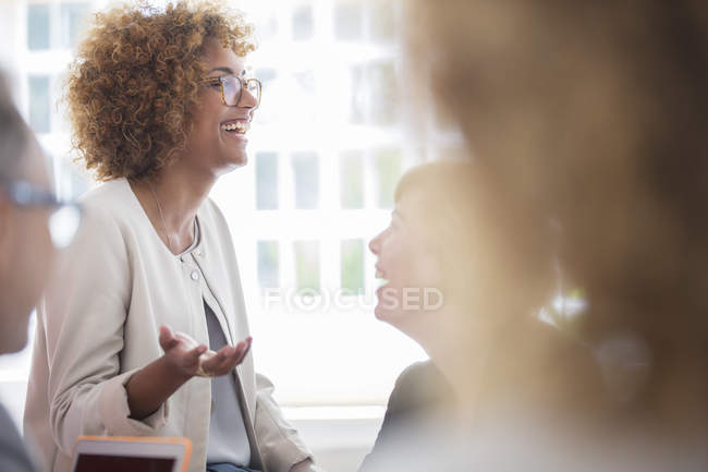 Trabalhadores de escritório conversando na reunião no escritório moderno — Fotografia de Stock