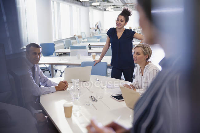 Gli uomini d'affari che parlano e piallano in riunione d'ufficio — Foto stock