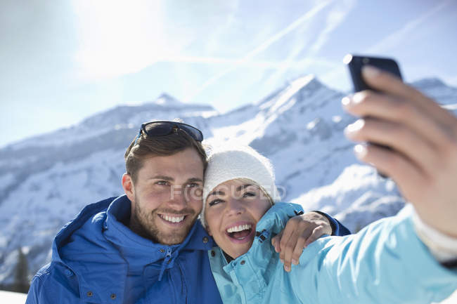 Couple taking selfie in snow — Stock Photo