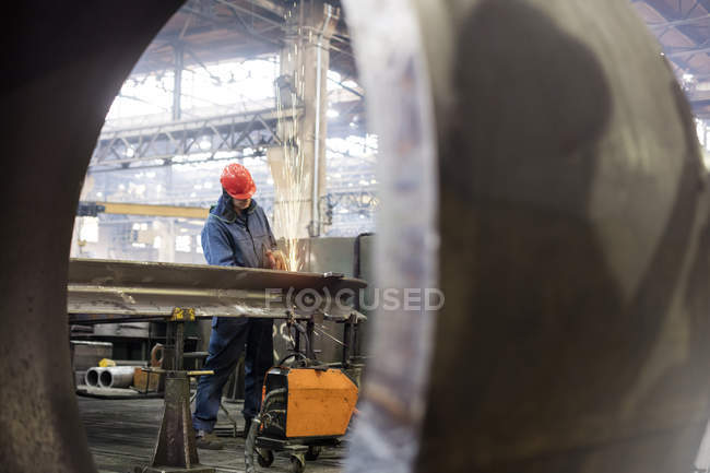 Saldatore utilizzando torcia di saldatura in fabbrica di acciaio — Foto stock
