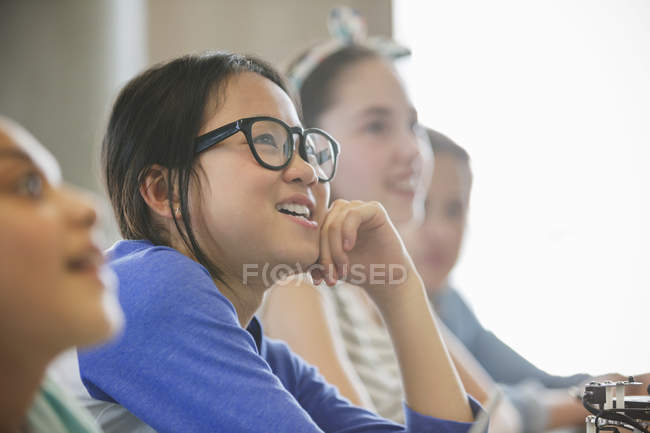 Menina estudante curioso ouvir em sala de aula — Fotografia de Stock