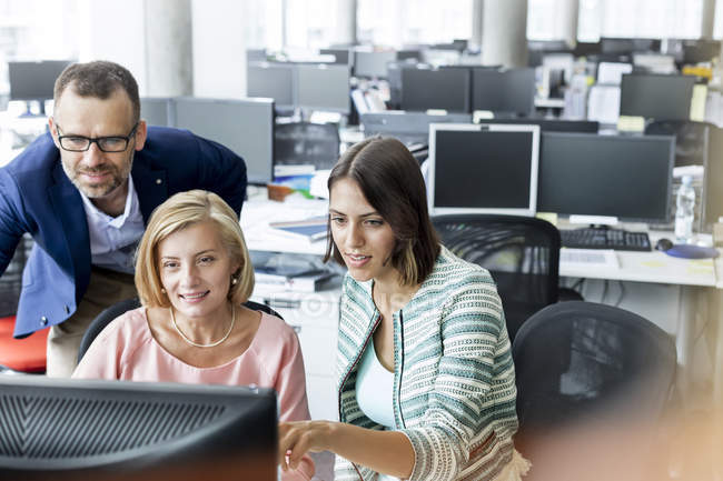 Business people working at computer in office — Stock Photo
