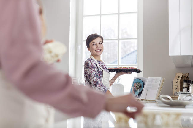 Mulher sorrindo assar na cozinha — Fotografia de Stock