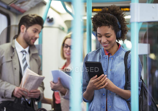 Mulher usando tablet digital no trem — Fotografia de Stock