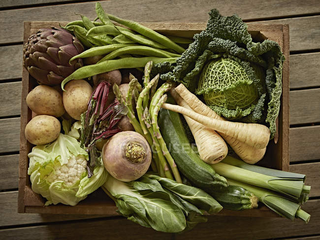 Натюрморт свіжий, органічний, здоровий сорт урожаю овочів у дерев'яній ящиці — стокове фото