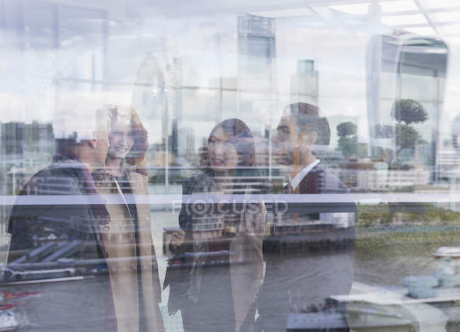 Geschäftsleute unterhalten sich am Stadtfenster mit Blick auf die Stadt, London, Großbritannien — Stockfoto
