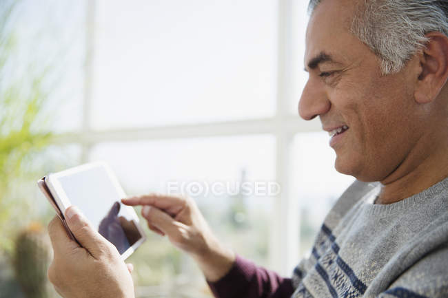 Uomo anziano utilizzando tablet digitale — Foto stock