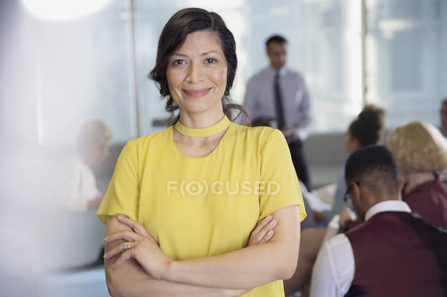 Portrait femme d'affaires souriante et confiante dans le public de la conférence — Photo de stock
