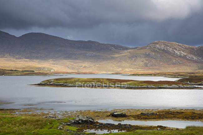 Wolken über schroffen Hügeln und See, loch aineort, südöstlich, äußere Hebriden — Stockfoto
