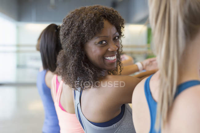 Retrato sonriente mujer disfrutando de clase de ejercicio en gimnasio estudio - foto de stock