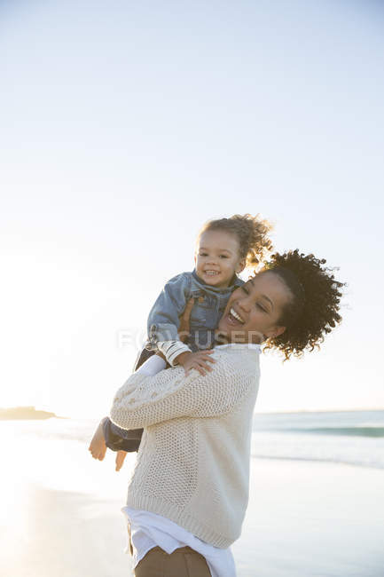 Madre e figlia abbracciati sulla spiaggia — Foto stock