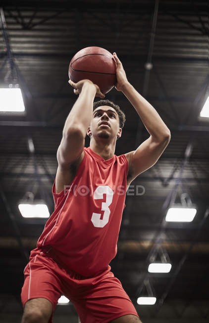 Focado jovem jogador de basquete do sexo masculino tiro livre — Fotografia de Stock