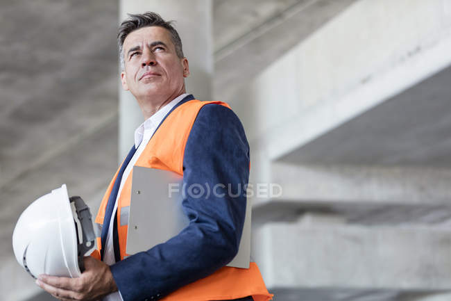 Seriöser Geschäftsmann mit harter Hand auf Baustelle — Stockfoto