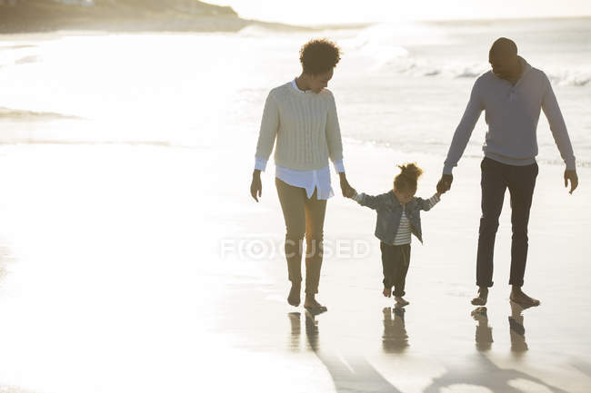 Famiglia felice divertirsi sulla spiaggia — Foto stock