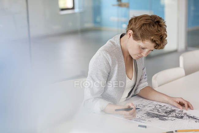 Жіночий дизайнерський малюнок ескіз в офісі — стокове фото