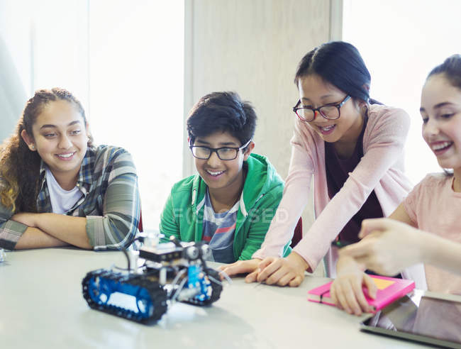 Studenten programmieren und testen Robotik im Unterricht — Stockfoto