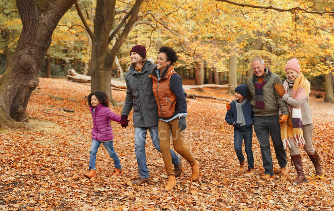 Caminata familiar multigeneración en el parque de otoño - foto de stock