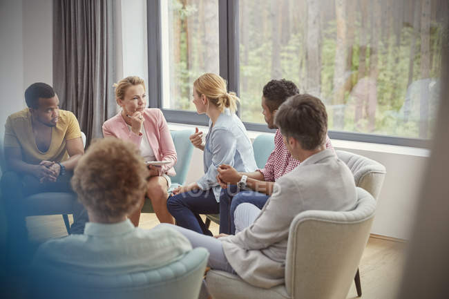 Mujeres hablando en sesión de terapia de grupo - foto de stock