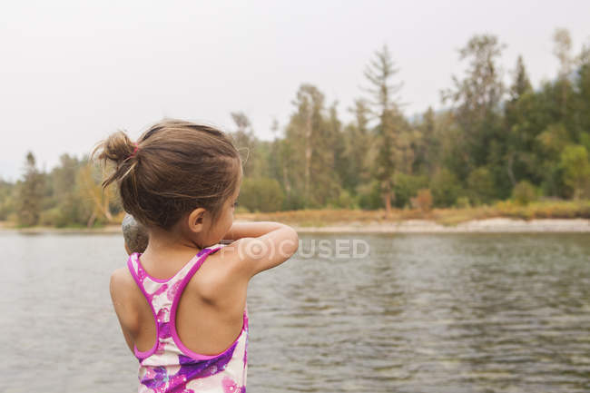 Menina em roupa de banho no lago — Fotografia de Stock