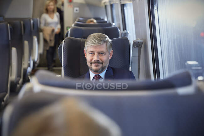 Уверенный бизнесмен на пассажирском поезде — стоковое фото