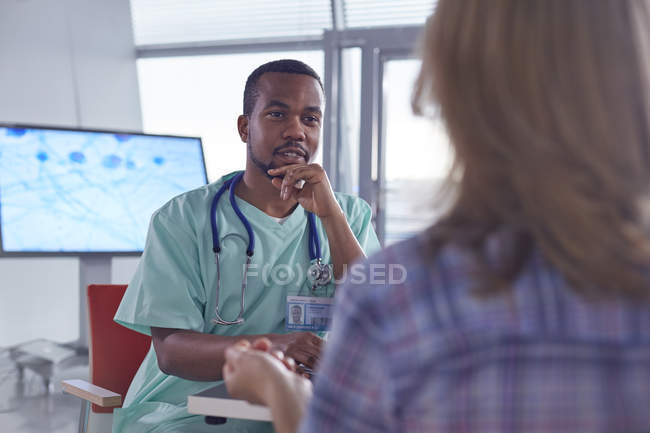 Chirurgien parlant à une patiente à l'hôpital — Photo de stock